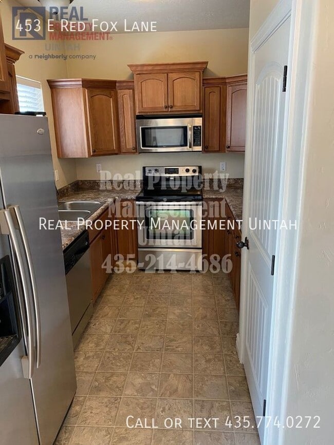 Building Photo - 453 E Red Fox Ln