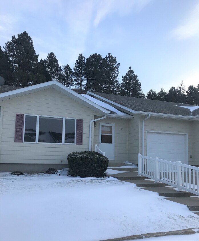 Primary Photo - 316 Cottage Hill Ln
