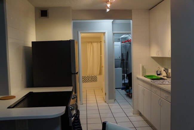 Building Photo - 1033-1012 12 Ave SW