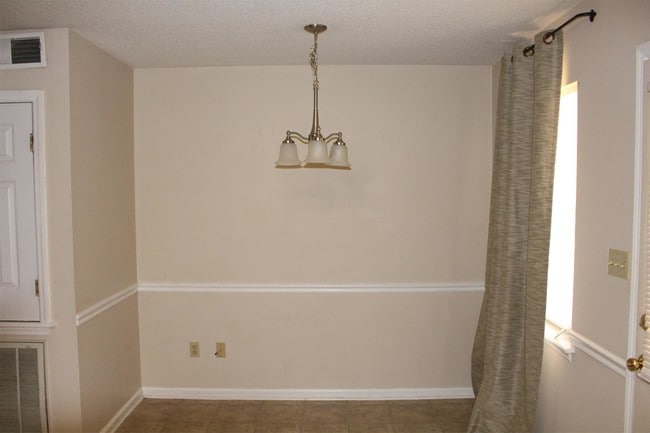 Building Photo - 2703 Doncaster Dr
