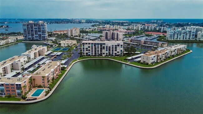 Building Photo - 7700 Sun Island Dr S