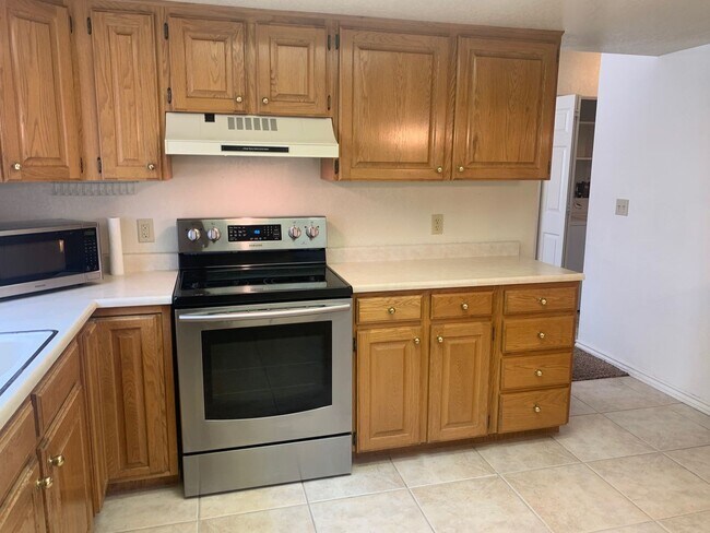 Building Photo - Downtown location. Quiet townhome! Six mon...