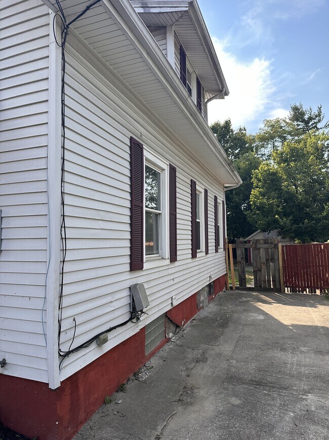 Building Photo - 3125 Benninghofen Ave