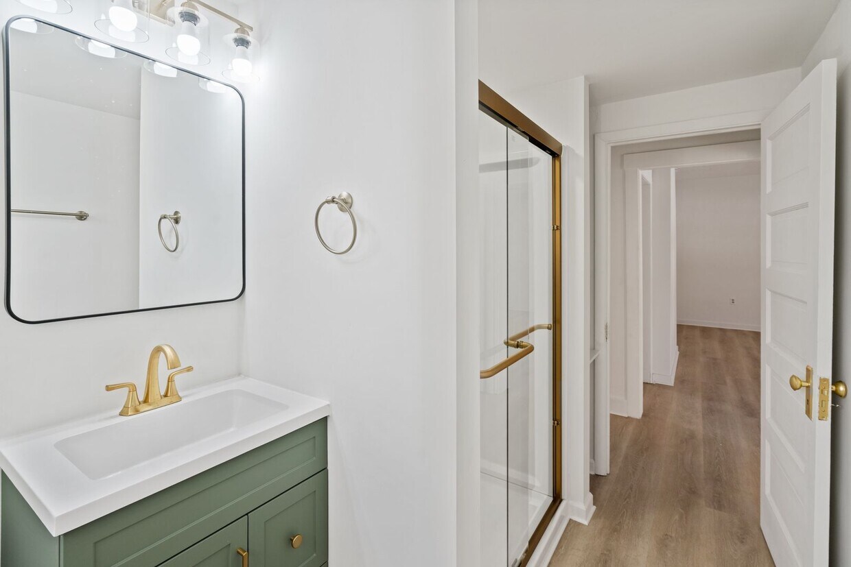 SCORE 50% OFF 1ST MONTH'S RENT IF SIGNED BY DEC 24! Stunning 3 bedroom home in East Pittsburgh av... - Stunning 3 bedroom home in East Pittsburgh available now!