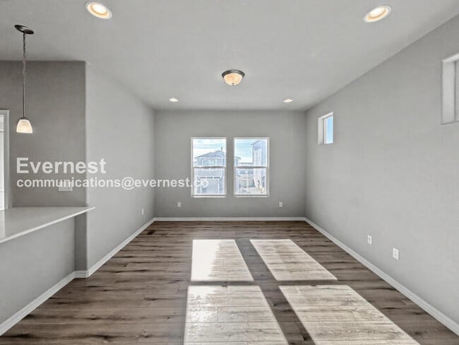 Building Photo - 2 Bed/2 Bath Home with Fenced Yard & Garage / Available Now!