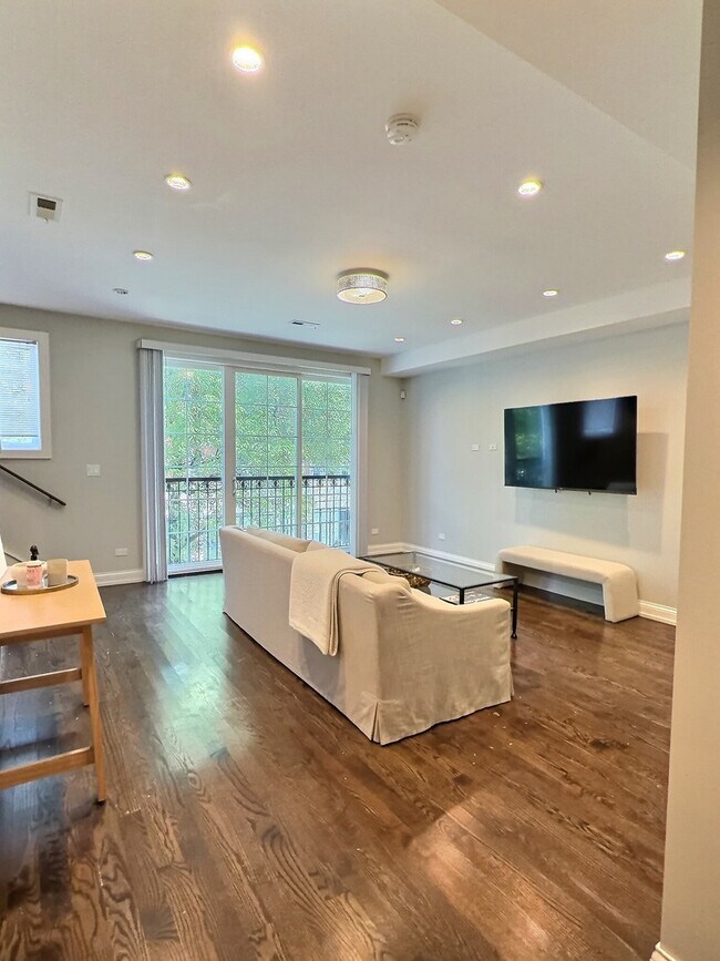 Foto del edificio - 2538 N Southport Ave