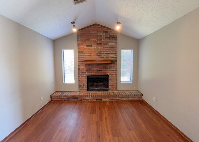 Building Photo - Sweet Duplex in Edmond!