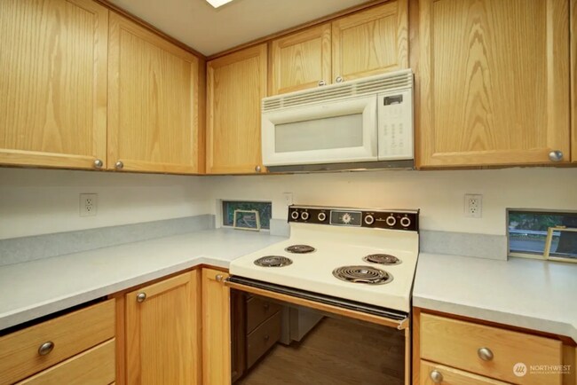 Foto del edificio - 2 Week Move In Special - Beautiful Edmonds...