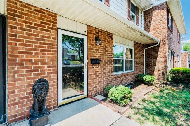 Building Photo - 3500 Warwick Dr