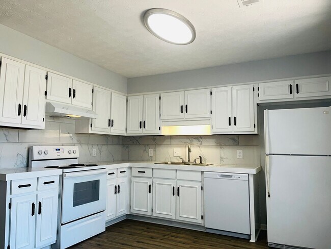 Building Photo - 104 Peachtree Ct