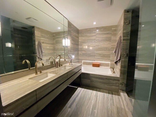 Building Photo - 2 br, 2.5 bath Condo - 18975 Collins Ave U...