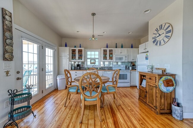 Building Photo - OFF-SEASON FURNISHED RENTAL AVAILABLE JAN and FEB '26