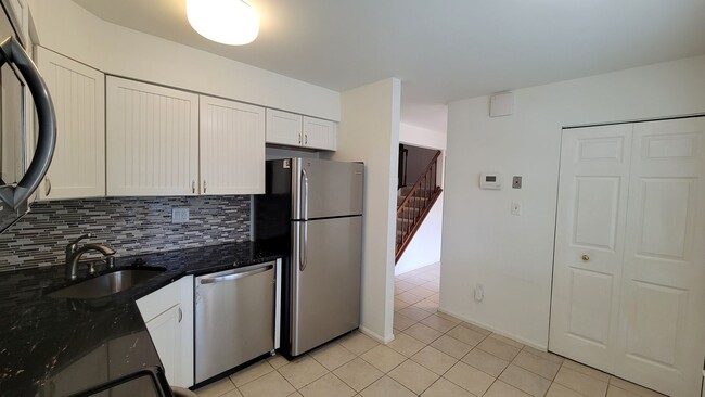 Building Photo - Beautiful 3 Bed, 3.5 Bath Brick Townhouse ...