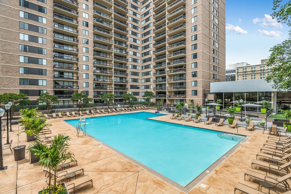 Spectacular Crystal-Clear Swimming Pool - Crystal Square