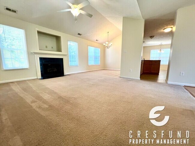 Building Photo - COZY AND CONVENIENT MINUTES FROM FT. BRAGG!