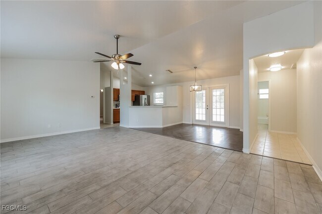 Foto del edificio - 1581 S Chamberlain Blvd