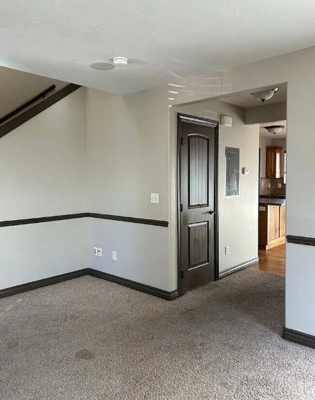 Foto del edificio - 3 bed 1.5 bath IMMACULATE END-UNIT Townhome in the Meadows