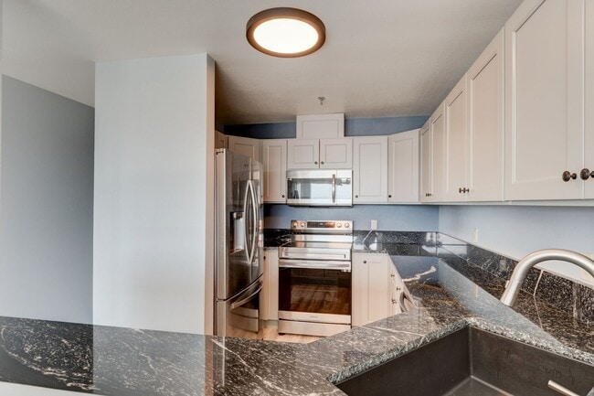 Building Photo - 2 Bed 2 Bath Water View Condo - Water/Sewe...