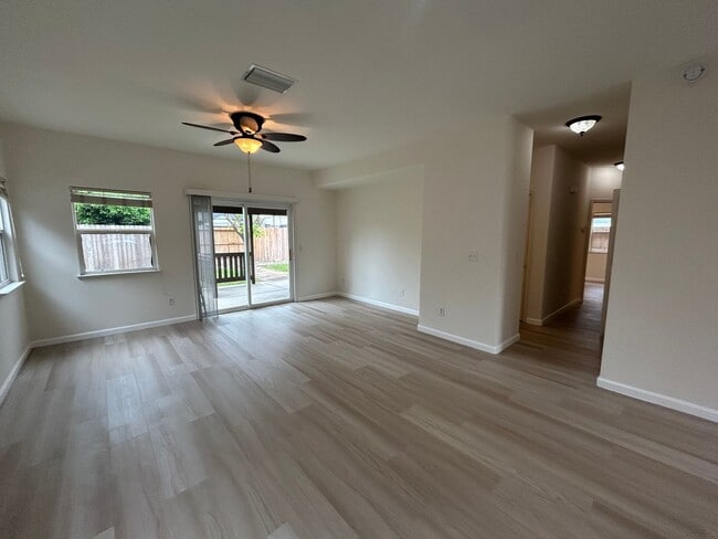 Foto del edificio - 2541 Carnival Dr