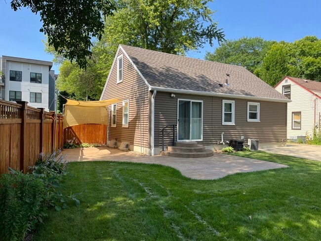 Building Photo - 3842 Johns St