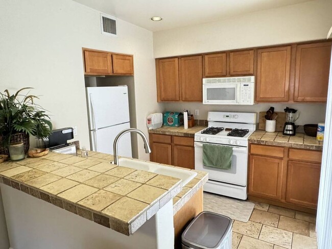 Building Photo - $1,450 / 2br - Single family 2 bed in grea...