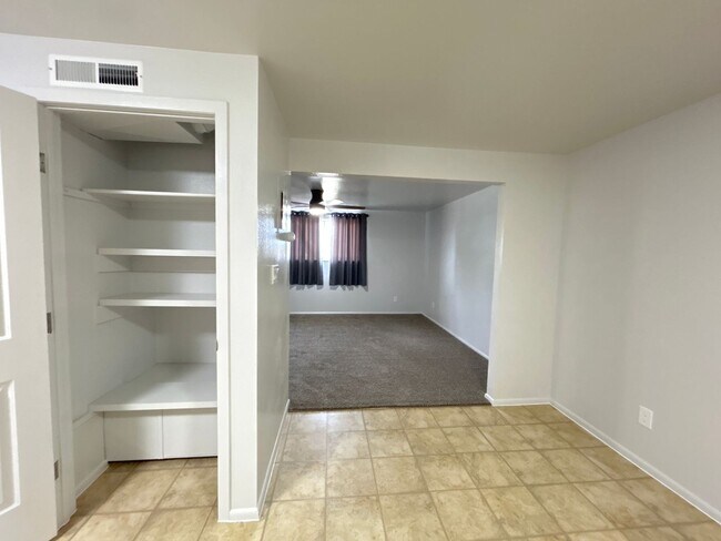 Foto del edificio - No Pet Fees! Wood Circle Home!