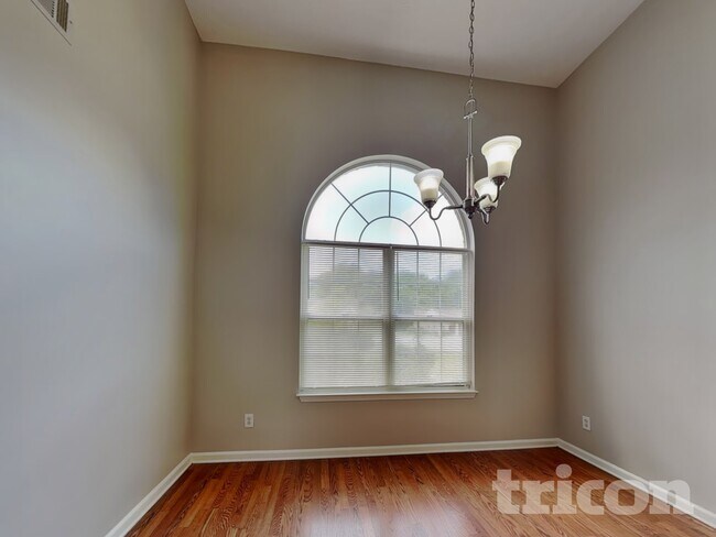 Foto del edificio - 931 Tilford Point Pl