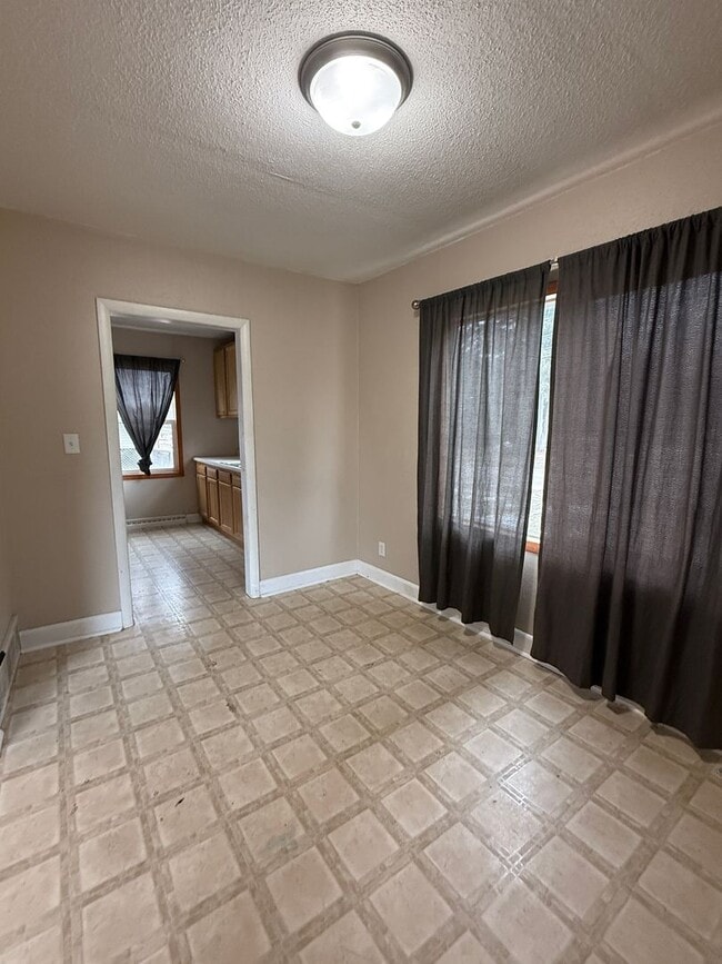 Building Photo - 3 Bedroom 1.5 Bath / House