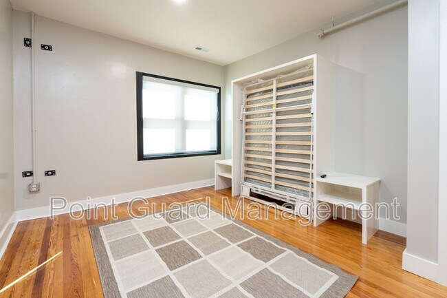 Foto del edificio - 2328 E Douglas Ave