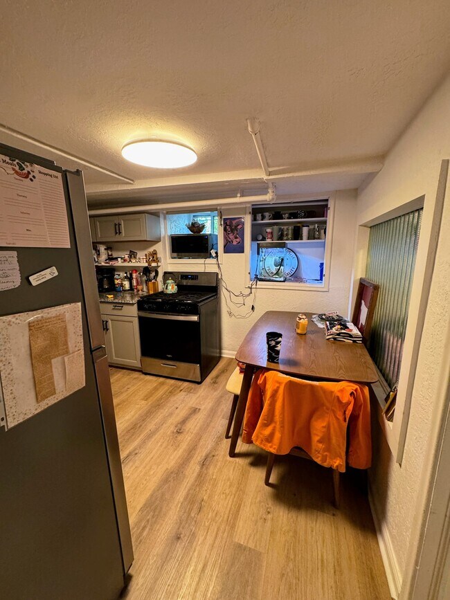 Foto del edificio - 1027 E Emerson Ave
