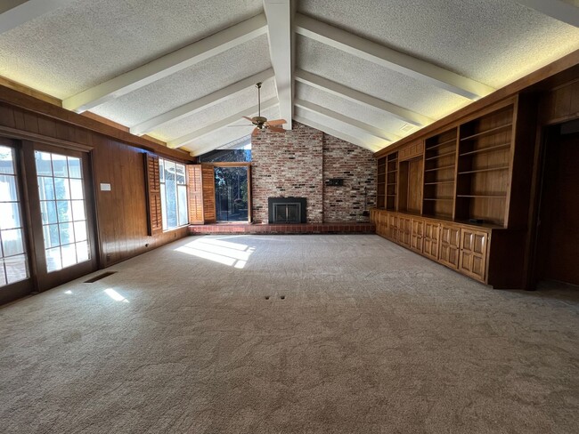 Foto del edificio - Gorgeous Arden Oaks home on huge .67 acre ...