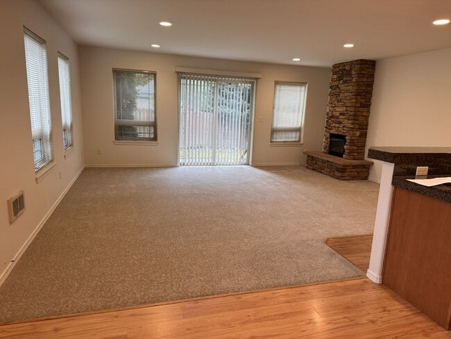 Building Photo - Spacious town home in small community.  Spacious and bright!  Available now!