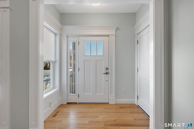 Building Photo - 137 Knowles Ave