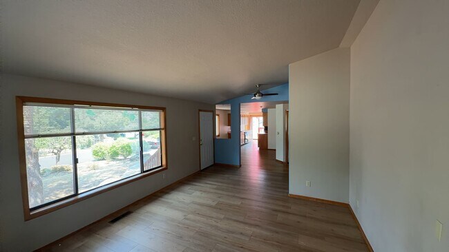 Foto del edificio - 3 Bedroom / 2 Bathroom Home in NE Bend.