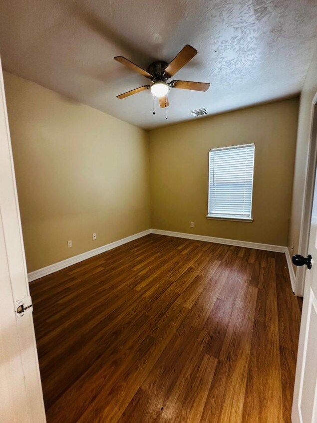 Foto principal - 6946 Paris St