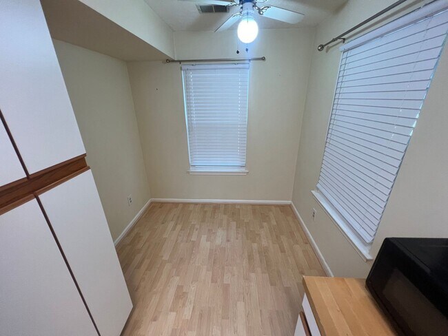 Foto del edificio - 833 Gas Light Ln