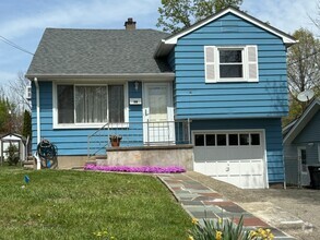 Building Photo - 16 Iroquois Ave