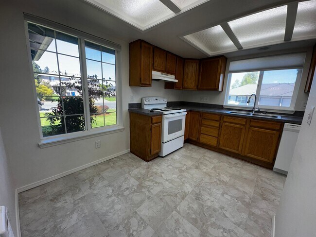 Building Photo - Two Bedroom Two Bath Duplex Newly Renovated