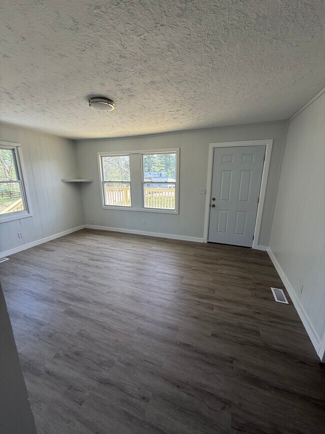 Foto del edificio - 5740 Dodson Ferry Rd