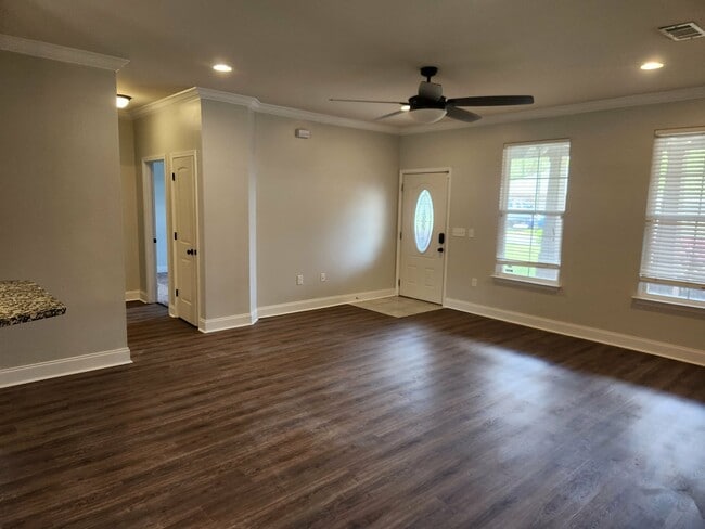 Building Photo - 102 Quince Ave