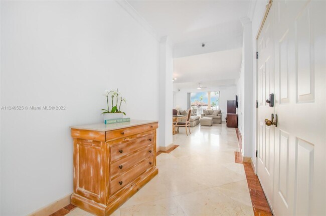 Foto del edificio - 19122 Fisher Island Dr