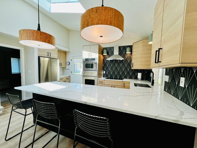 Foto del edificio - Stylishly Remodeled, 4 Bedroom, Furnished ...