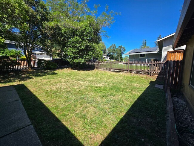 Foto del edificio - Freshly updated 3-bedroom, 2-bath home