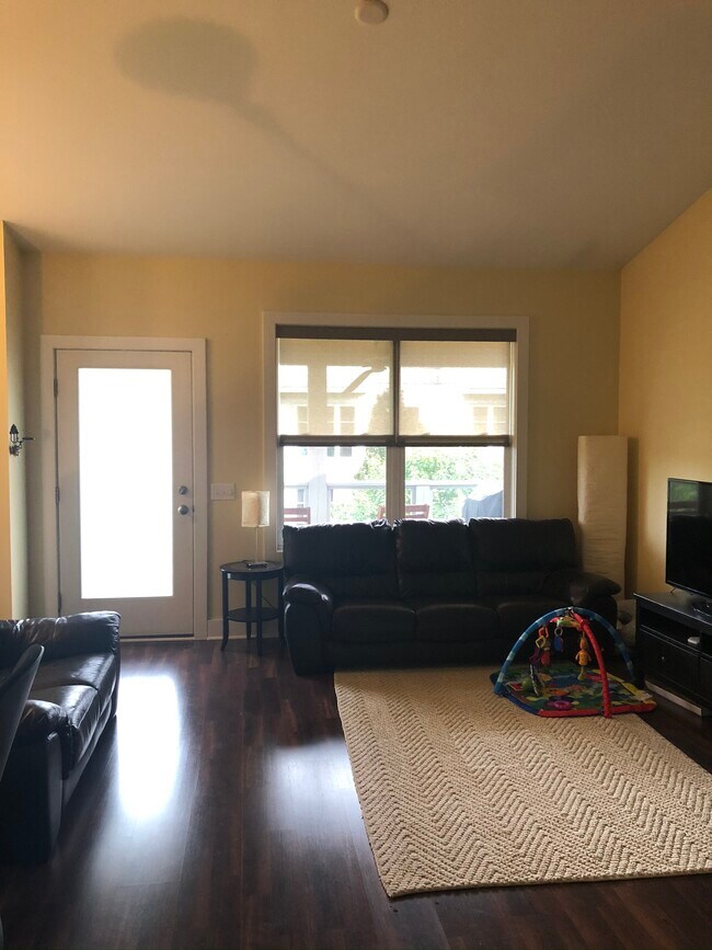 End unit lots of natural light. - 2108 Celadon Dr NE