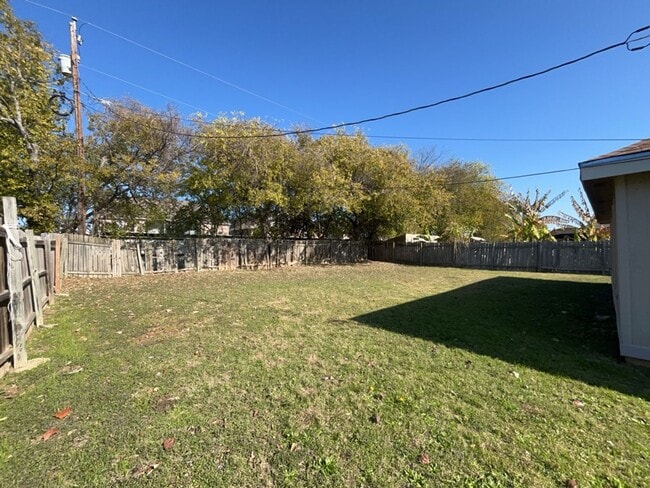 Building Photo - 709 Lisa Ln