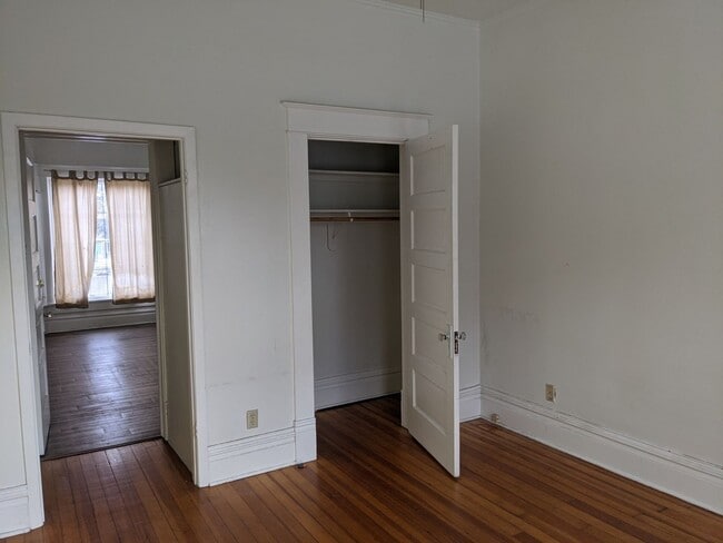Building Photo - AVAILABLE NOVEMBER 2025!  4-bedroom, 2-bat...