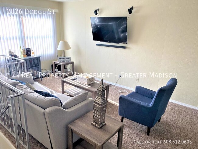 Building Photo - Large duplex in great central Madison area
