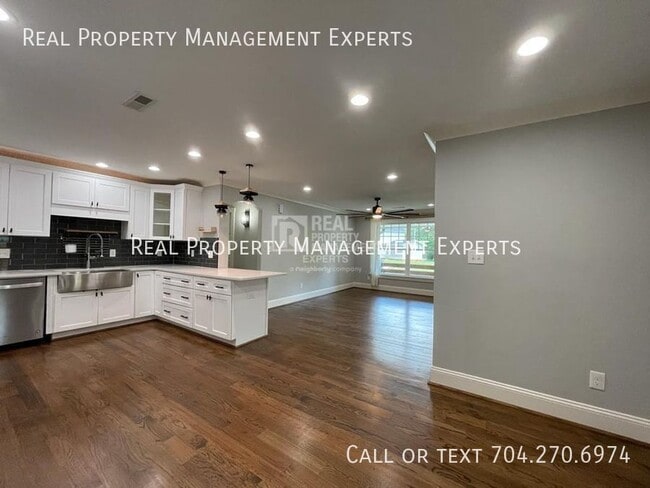 Building Photo - 2243 Shamrock Dr