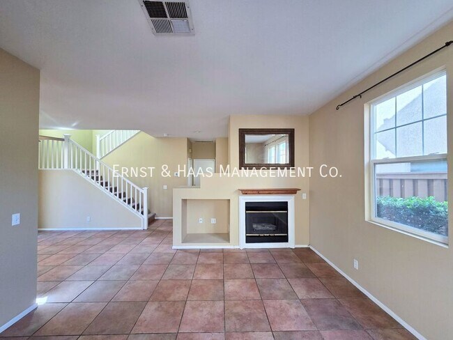 Building Photo - 2931 N Santa Fe Pl