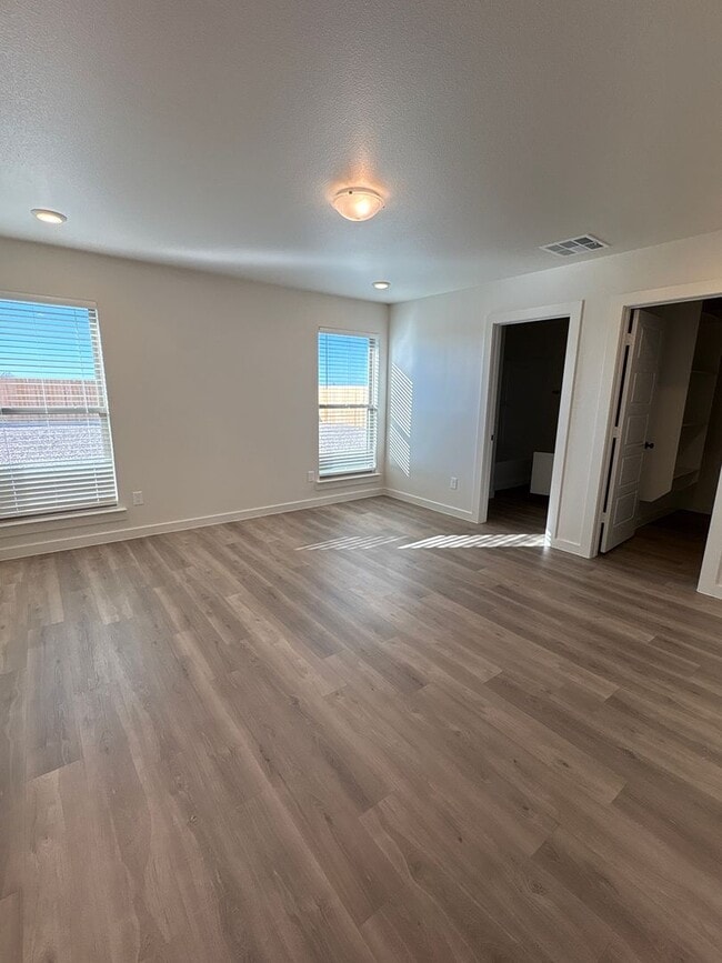 Building Photo - $500 OFF first months rent ask us today!!!! Willowbend for the Holidays!